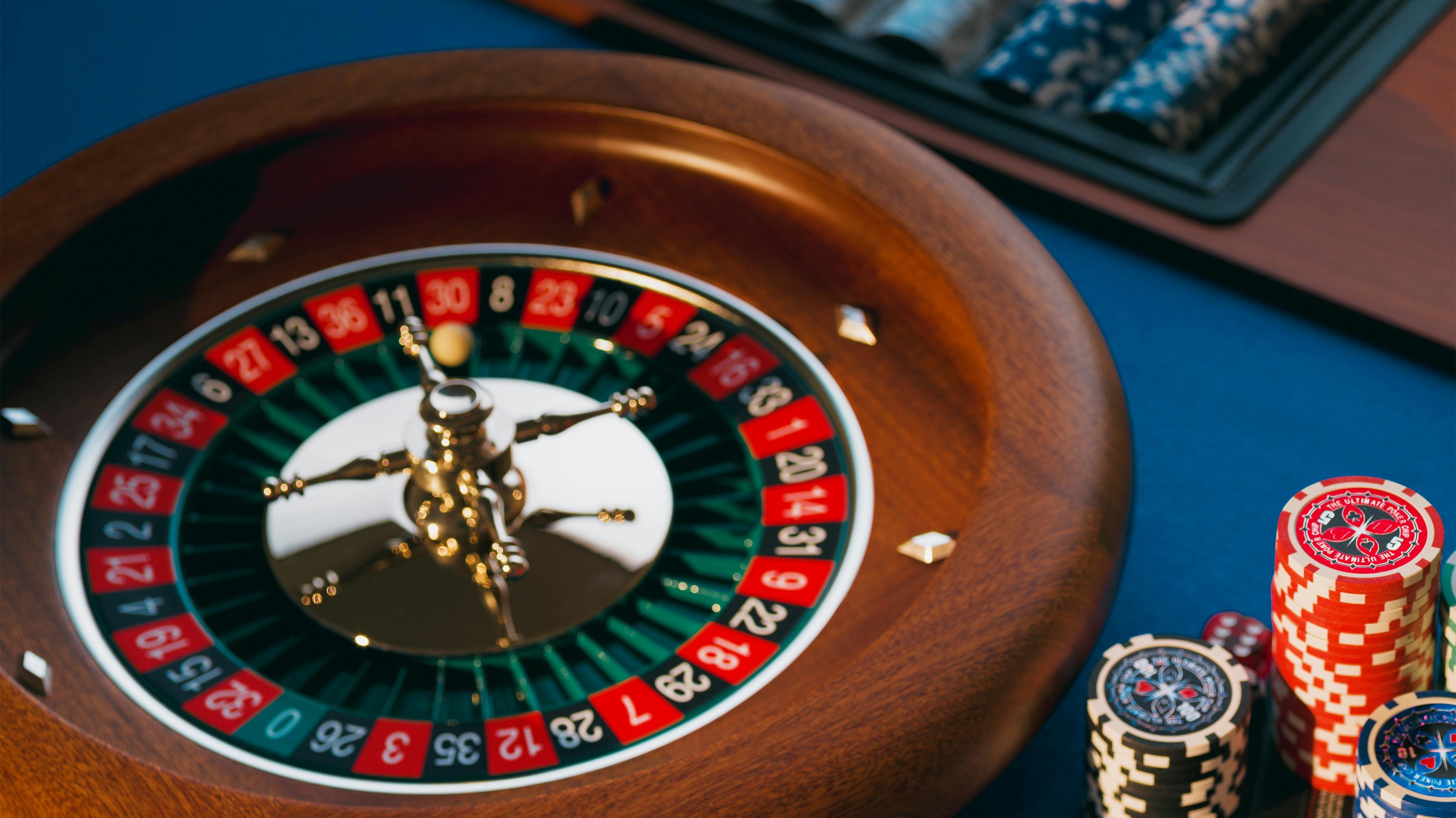 မြန်မာအွန်လိုင်း Baccarat Live ဒိုင်ဖြင့်ကစားနေသောပုံ